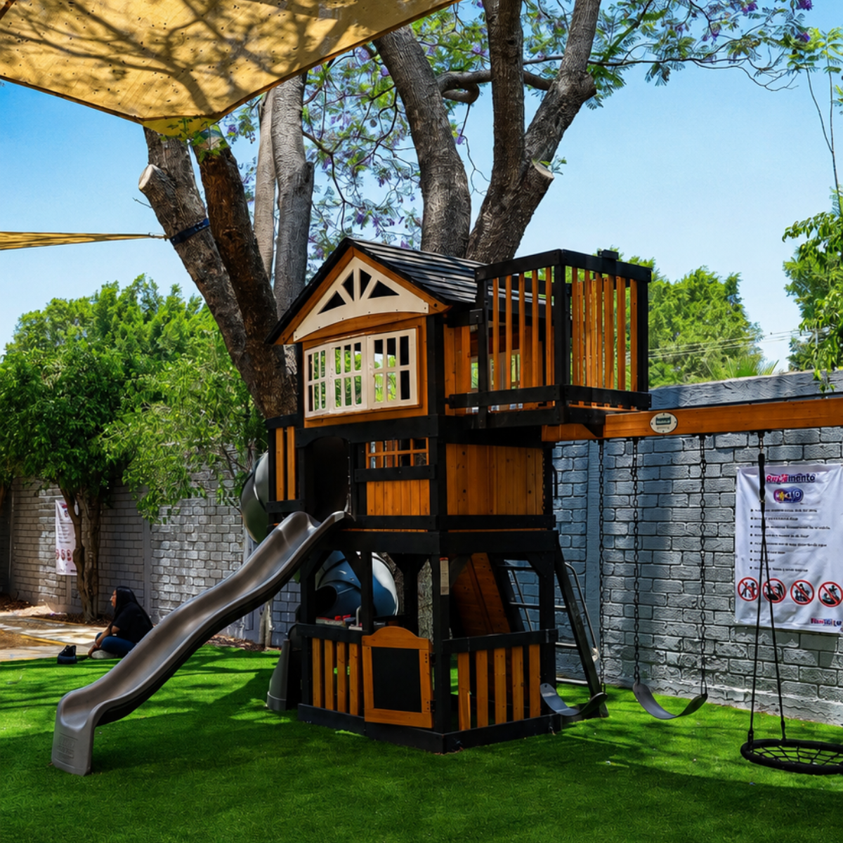 Casita de juegos con resbaladilla y columpio en Diversitopía Oaxaca.