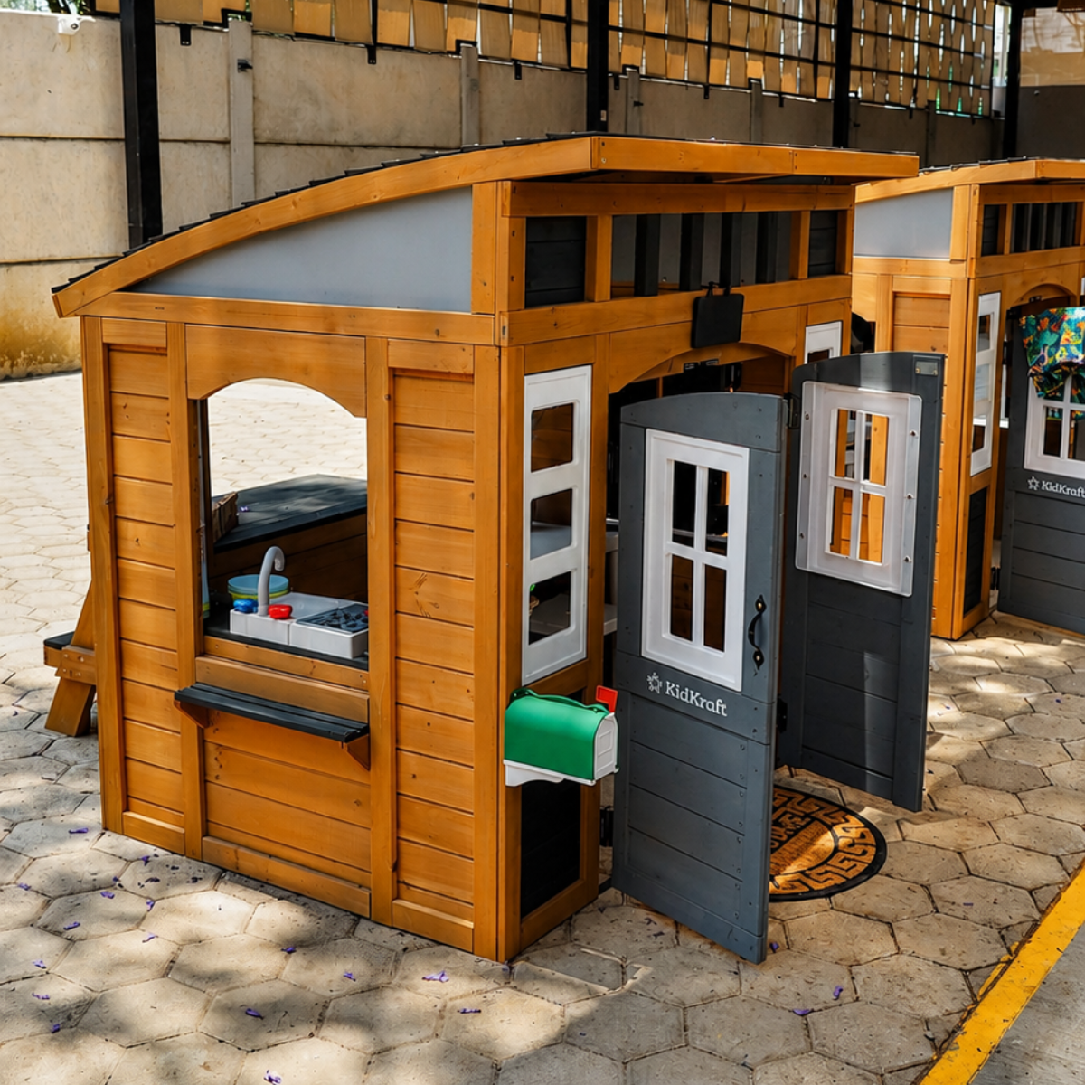 Casitas de juego de madera en el área infantil de Diversitopía.