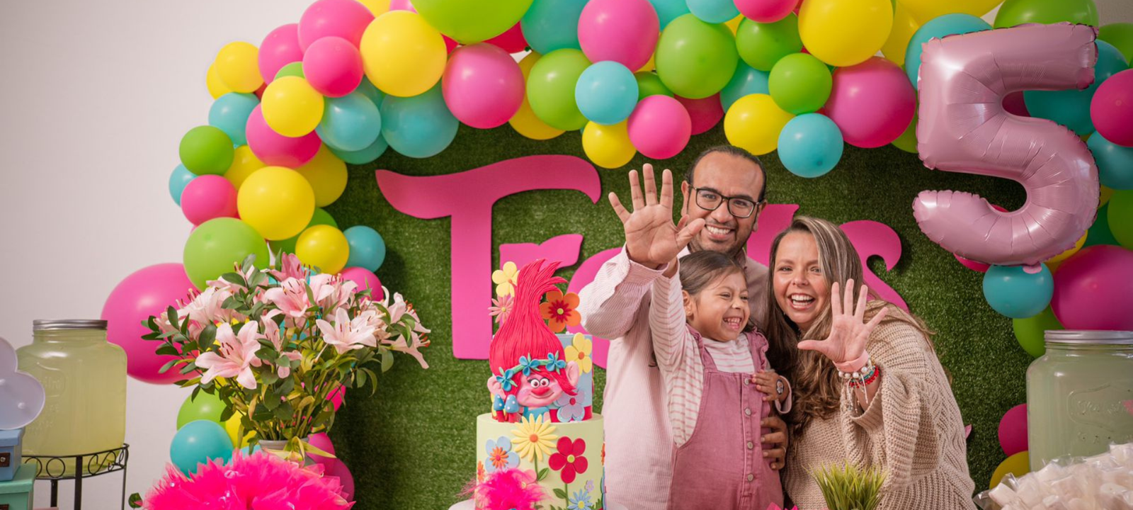 Familia celebrando un cumpleaños infantil en Diversitopía.