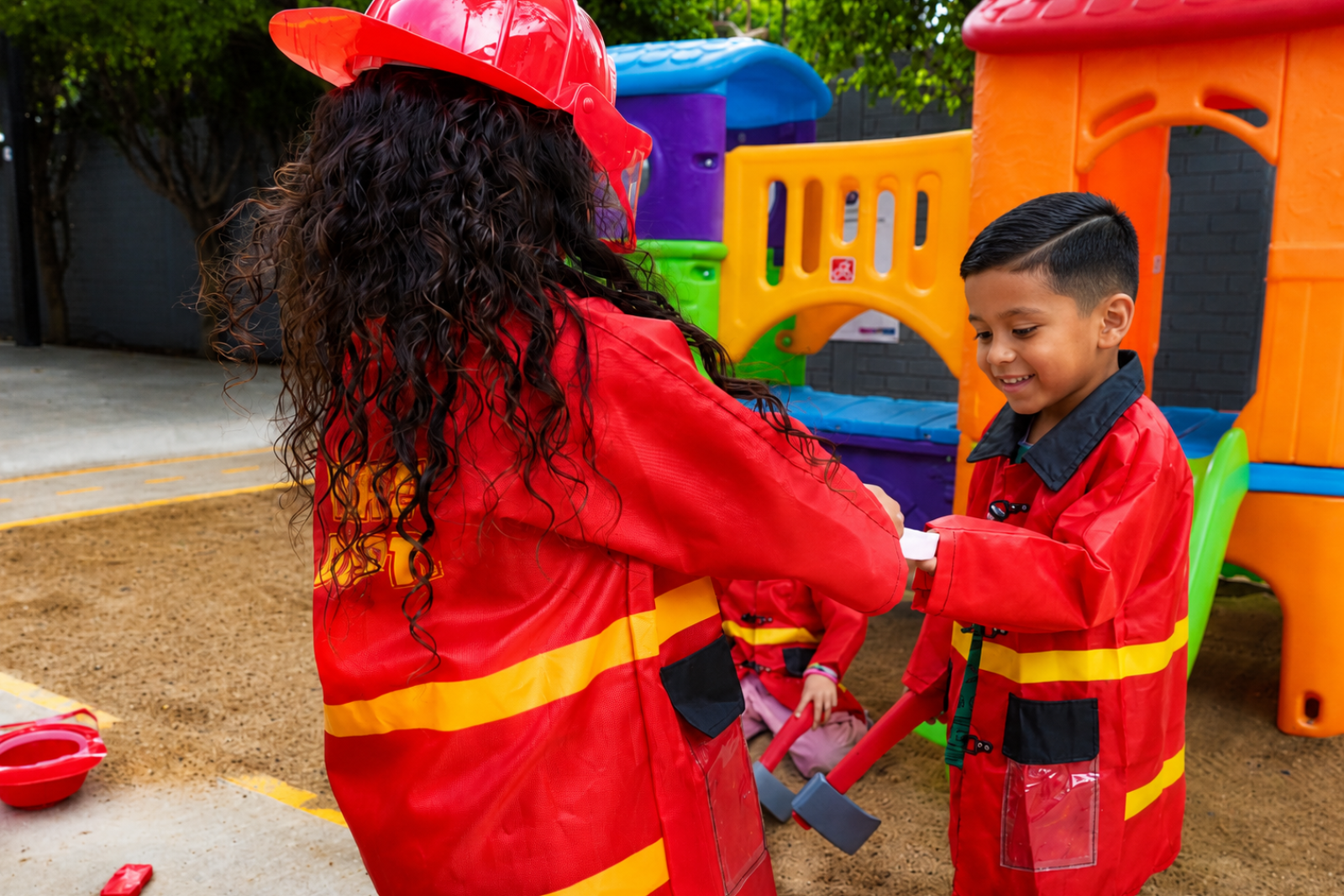 Niños jugando a bomberos en el área de juegos de Diversitopía, salón de fiestas infantiles en Oaxaca.