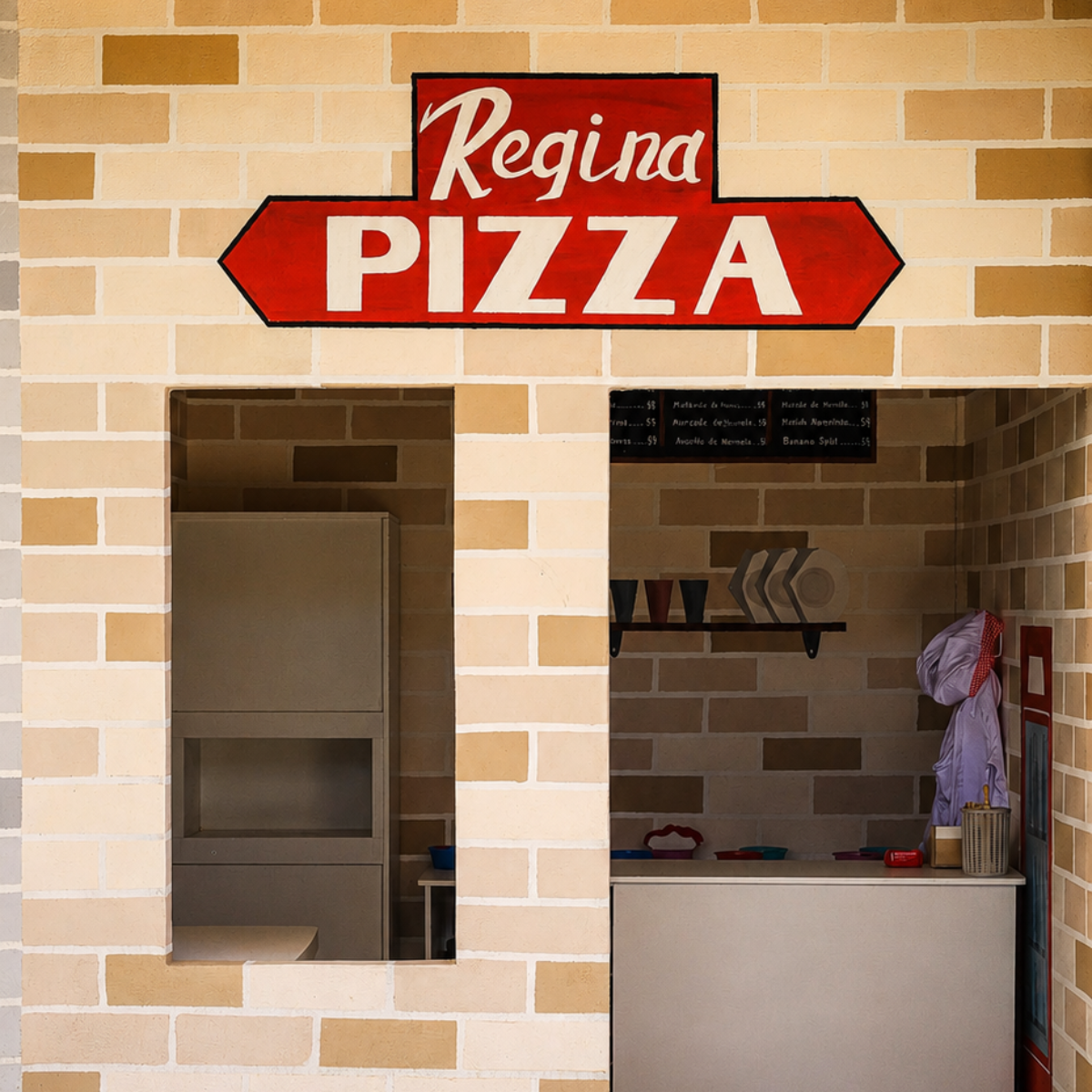 Fachada de la pizzería Regina Pizza dentro de la mini ciudad de Diversitopía.