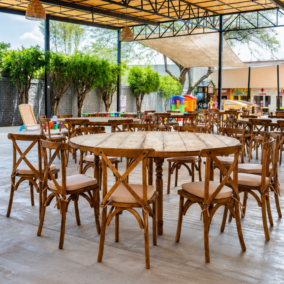 Salón techado con mesas de madera para fiestas infantiles en Diversitopía Oaxaca.